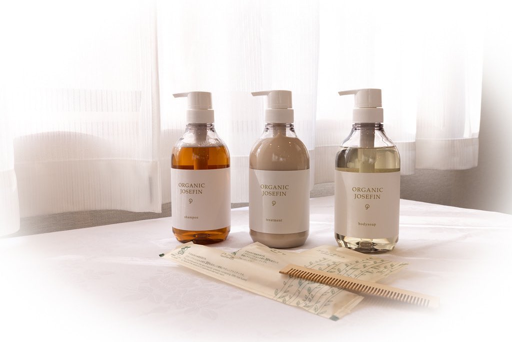 🌿環境とお肌に優しいアメニティで、リラックスタイムをより特別なものに🌿

カナリアンホテルでは、お客様に心からのくつろぎをご提供するため、選び抜かれたオーガニック製品をアメニティに採用しています。

🌱 **オーガニックジョセフィン** 

五つ星ホテルでも採用される、ノンシリコンで無添加のシャンプー、リンス、ボディーソープをご用意。肌に優しく、環境にも配慮した製品です。

🌸 安心の**日本製スキンケア** 

オーガニックシリーズの化粧落とし、洗顔、化粧水、乳液は、癒しのエッセンシャルオイルを配合し、お肌を優しく労わります。

🌍 環境を考えた**サステナブルなアメニティ** 

地球に優しいもみ殻を35%配合した歯ブラシ、コットン、髭剃りをお部屋にご用意。使い捨てプラスチックの使用を減らしています。

自然と調和するカナリアンホテルで、穏やかなリゾート生活をお楽しみください。

#カナリアンホテル #オーガニックアメニティ #サステナブル #スキンケア #環境に優しい #オーガニックジョセフィン #日本製スキンケア #プラスチック削減 #ホテルライフ #自然派ホテル #エコフレンドリー #癒しの時間 #リラックスリゾート #北白樺高原 #エコトラベル #オーガニック生活 #持続可能な旅行 #環境保護 #ホテルの魅力 #リゾート滞在