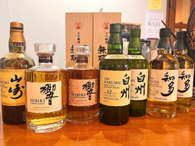 幻の一杯と言われているウィスキーが、カナリアンホテルのバーに本日勢ぞろいしました！！🥃
ウィスキー愛好者必見のラインナップをご紹介します。

🌸 山崎・山崎12年
日本初のモルトウィスキー蒸溜所から誕生した「山崎」。
その奥深い香りと滑らかな味わいが、あなたを特別な時間へと誘います。12年の熟成でさらに洗練された味わいが楽しめますよ！

🎶 響 Japanese Harmony・響 Blender's Choice
名前の通り、響くような調和を奏でる「響」シリーズ。
Japanese Harmonyは、フルーティーで優雅な香りが特徴。
Blender’s Choiceは、複雑で深みのあるフレーバーが広がり、まるでオーケストラを聴いているかのような体験に。

🌲 白州・白州12年
森の蒸溜所から生まれた爽やかなウィスキー「白州」。
豊かな自然の中で育まれた、フレッシュでシトラス感のある味わいが魅力です。12年熟成でさらに滑らかで深い味わいが楽しめます。

🌅 知多
ジャパニーズグレーンウィスキーの代表「知多」。
ライトでスムースな飲み心地、どんなシーンにも合わせやすいフレンドリーな一本です。
初心者から愛好者まで幅広く楽しめるウィスキーです。

ぜひカナリアンホテルのバーで、この特別なラインナップを飲み比べて、自分だけの「やばい」一杯を見つけてくださいね！😆✨️

#山崎ウィスキー 
#山崎12年 
#山崎白州 
#響japanese_harmony 
#響blenderschoice 
#白州 
#白州12年 
#知多 
#ウィスキー好き 
#ウィスキー好きな人と繋がりたい 
#ウィスキー愛好家 
#ウィスキーバー 
#ウィスキー好きと繋がりたい 
#ウィスキーボトル 
#ウィスキーがお好きでしょ 
#ホテルバー 
#カナリアンホテル 
#ホテルディナー 
#ホテルステイ