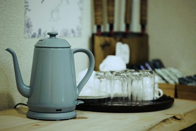 .
.
.
𓅫⸒⸒
.
.
旅のひとときをもっと快適に

こんにちは、支配人の藍井瑛 (あいい えい)です。

今日は、カナリアンホテルの小さなこだわりについてお話しします。

豪華な設備というわけではありませんが、旅先でちょっと便利で嬉しいと思えるスペースを客室エリアの廊下に設置しています。

電子レンジでお好きなものを温めたり、湯沸かしポットでお茶を淹れたりできるスペースをご用意しています。

旅先でお気に入りのスイーツを買ったら、冷蔵庫でひんやりと保存。

温かい飲み物が欲しいときは、用意されたコーヒードリップバッグや紅茶のティーバッグを手に取って、自由にお楽しみください。

シンプルな設えではありますが、必要なものが揃ったこのスペースは、ふとした瞬間に「便利だな」と感じていただけるはずです。

特に夜、静かな高原の時間に香り立つコーヒーや紅茶を片手にホッとするひとときは、なかなか贅沢なものですよ。

カナリアンホテルは、日常の喧騒から離れた場所にあります。

山間の静かな夜に、温かなコーヒーや紅茶とともに、心をほどく時間をお過ごしいただけたら嬉しいです。

旅の疲れを癒すのは、大きなサービスだけではありません。

ちょっとした気配りや便利さが、旅先でのリラックスにつながるのだと思っています。

皆さまがこのスペースを使って、さらに快適な旅のひとときを楽しめますように。

.
.
.
.