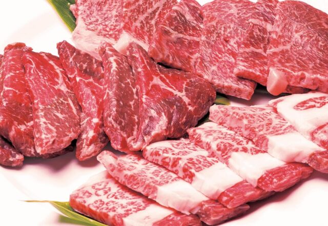 .
.
.
𓅫⸒⸒
.
.
物価高騰の時代に､“とんでもなく美味しい” を届けるという決意

こんにちは､カナリアンホテル支配人の藍井 瑛 (あおい えい)です｡

ここ数年､全国的に｢光熱費と食材費の高騰｣が深刻な話題となっていますが､私たちも例外ではありません｡

特にこの冬､長野の高地に位置する当ホテルでは､2度にわたる強烈な寒波に見舞われました｡

その結果､12月から4月までの光熱水道費は毎月30万円超え｡

事業用の水道料金は家庭用の2倍に設定されており､別荘地にもかかわらず､都市部以上の負担となっています｡

加えて､電気代は前年比で2倍以上､ガスもかつての｢省エネでお得｣というイメージを裏切るように､月額10万円を超えることもしばしば｡

これは､燃料費の高騰や円安､国際情勢の影響によるものでもあり､私たちの力だけではどうにもならない背景があるのです｡

食材の価格も同様です｡

ごま油､オリーブオイル､国産バターはどれも50％以上の値上がり｡

卵､乳製品､米といった生活の基本となる食材も､理由はどうあれ｢価格だけが高くなる｣現象が続いています｡

それでも､美味しい体験をあきらめたくないから｡

こうした社会的な現実に直面しながら､私たちは考えました｡

｢どうせ値段が上がるなら､いっそ“とんでもない美味しさ” を届ける方向に振り切ろう｣と｡

その決断から､新たなディナープラン ｢グリルプレミアム｣と｢グリルシグネチャー｣が誕生しました｡

どちらも､名店・朝日屋様より取り寄せたA5ランクの松阪牛を贅沢に使用｡

特にシグネチャーコースでは､希少部位“シャトーブリアン” を200g｡

恐らく世界で一番安価にこの品質が味わえる宿泊施設だと､自負しています｡

今こそ､｢特別な一皿｣が記憶になるように｡

北海道からは､春漁で活気づくズワイ蟹､帆立､甘エビ｡いずれも､産地から直接仕入れているため､味・鮮度・香りすべてが別格です｡

カナリアンホテルのレストラン｢NATURAL NAVIGATE｣では､ 全国の本当に良いものだけを厳選し､身体にやさしく､記憶に残る料理を提供しています｡

化学調味料は使わず､自然由来の調味料や出汁､本返しで味を整える｡

油は国産ごま油・オーガニックオリーブオイル､乳製品や小麦粉も指定生産者のもの｡

そして､お米はミシュラン三つ星店御用達の｢雪椿｣｡

すべてに､理由と背景があります｡

世知辛い世の中だからこそ､｢美味しさ｣で癒されてほしい｡

カナリアンホテルは､ただ食事を提供するだけの場所ではありません｡

｢食べることが､心と身体を整える時間になる｣

そんな非日常のリズムと､滋味深い味わいを届けたいと､私たちは日々厨房に立っています｡

物価が上がり､暮らしが少しずつ窮屈になっていく中でも､ここに来れば｢豊かさとは､こういうことか｣と思っていただけるような､小さな贅沢と深い記憶をお届けしたいのです｡

皆さまのご来訪を､心よりお待ちしております｡

.
.
.
.
.
.
.
#カナリアンホテル
 #カナリアンホテルの思い出
 #ブランシュたかやま
 #ブランシュたかやまスキーリゾート
 #避暑地
  #避暑地を求めて
 #避暑地最高
 #避暑地で過ごす夏
 #避暑地に行きたい
 #長野県
 #ホテル
 #ホテルディナー
 #ホテルステイ
 #リゾートホテル
 #紅葉
 #紅葉スポット
 #旅行
 #長野旅行
 #ペット可
 #ペットok
 #ペットと一緒
 #ペットと旅行
 #わんちゃん連れの方は必ずご予約をお願いします🐶 
#わんちゃんとおでかけ 
#わんちゃん歓迎ですだって家族ですから 
 #家族旅行 
#オーガニック 
#オーガニック料理 
#松坂牛 
#北海道直送