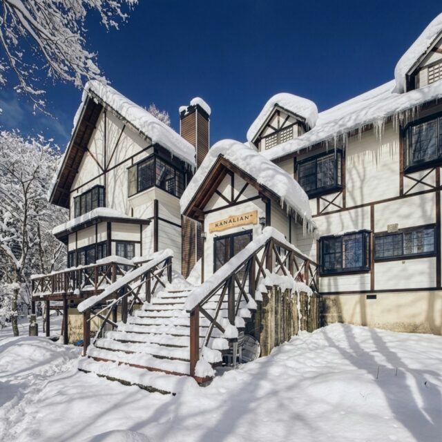 ようやく、まとまった雪が降りました。

雪の中でのデーキャンプもできます。
テントで過ごす昼と夜、
この時期だけの特別メニューは
松阪牛のビーフシチュー。

北白樺高原、
ブランシュたかやまスキーリゾートの目の前。

#カナリアンホテル
#北白樺高原
#ブランシュたかやま
#雪のある暮らし
#山の宿